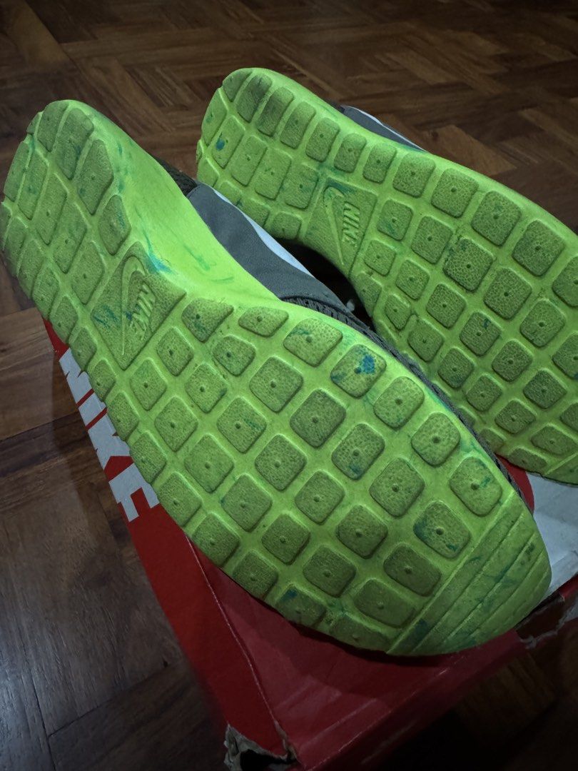 Nike Roshe Run Olive Green (Category: Sneakers) located in Pasay City. Submitted by jefferson2323 (Listing ID 1461071504, Image 3). Description: - Nike Roshe Run sneakers - Color: Olive green - Material: Breathable mesh upper - Sole condition: Shows some signs of wear and dirt - Includes: Original box - Ideal for: Casual wear or light workouts.