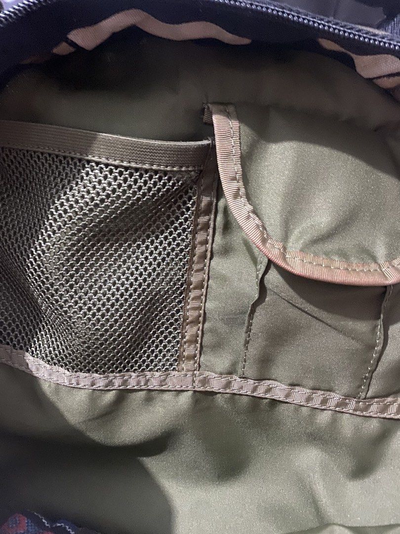 Nike SB Backpack (Category: Backpacks) located in Pasig City. Submitted by alhers.417 (Listing ID 1461022625, Image 1). Description: Bag Has a mesh pocket on the left and right.Also a zippered compartment. The lining is a satin-like material in olive green. Some ribbon trim is visible. Issue: maluwag na garter sa side pocket And natatangal narin yun reflector nya sa harap .