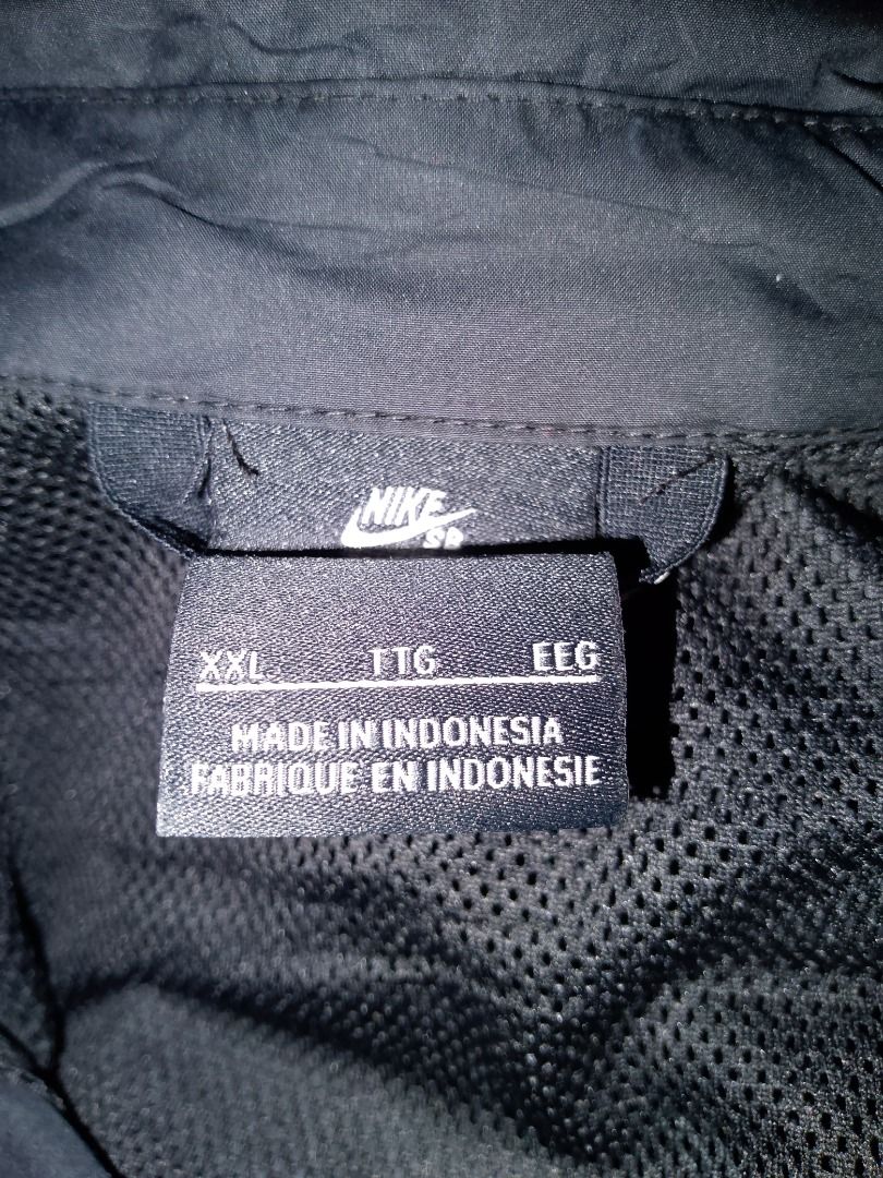Nike SB Black Coach Jacket XXL (Category: Coats, Jackets and Outerwear) located in Caloocan City. Submitted by akosiwaron_thrift2600 (Listing ID 1460966555, Image 3). Description: - Black Nike SB Coach Jacket - Size XXL - Nike SB logo on front left chest - Large Nike SB graphic on back - Lightweight material, ideal for layering - Made in Indonesia.