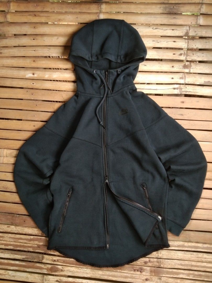 Nike tech black dual zipe hoodie (Category: Hoodies) located in Aloran. Submitted by ingsikthrifting (Listing ID 1460930239, Image 1). Description: Nike tech black dual zipe hoodie Very excellent condition Issue just lint hindi namn lala Color rate 9/10 Width 18 Length 25.