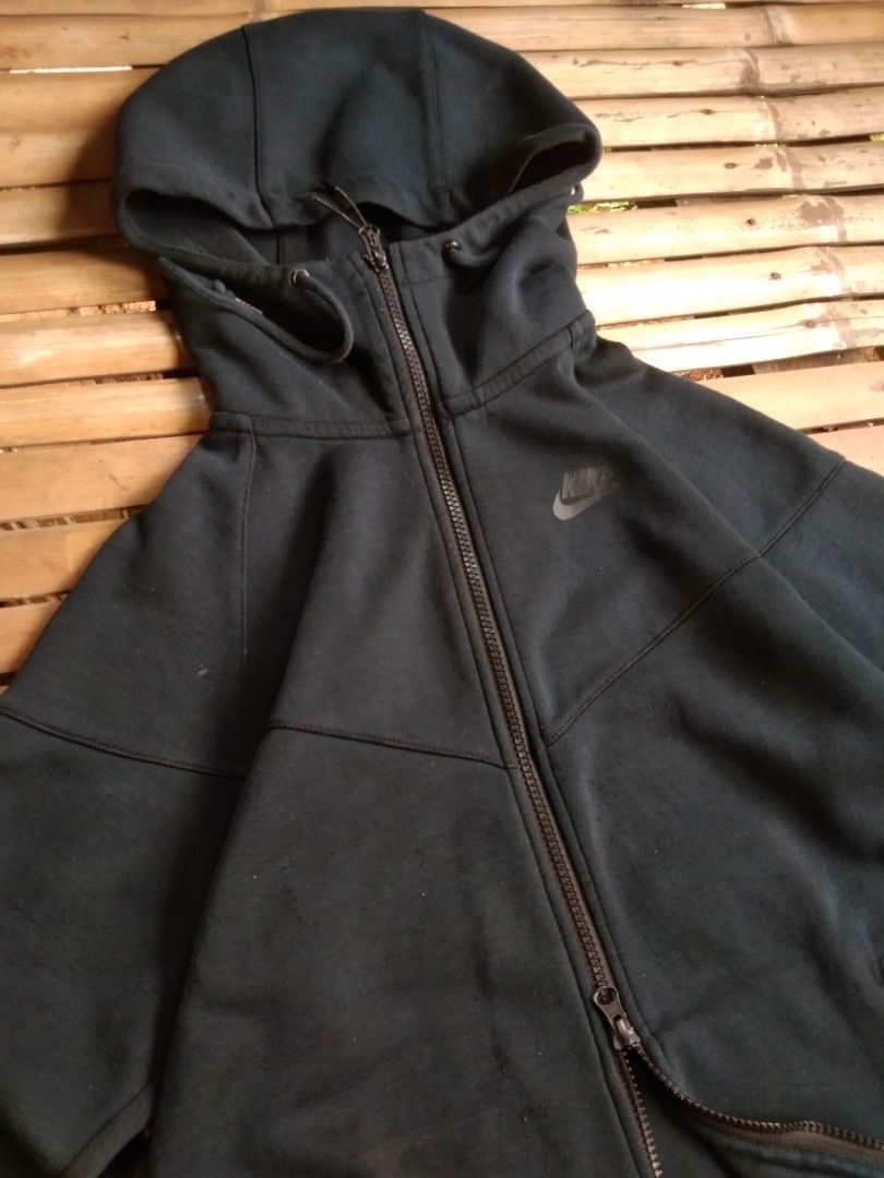 Nike tech black dual zipe hoodie (Category: Hoodies) located in Aloran. Submitted by ingsikthrifting (Listing ID 1460930239, Image 2). Description: Nike tech black dual zipe hoodie Very excellent condition Issue just lint hindi namn lala Color rate 9/10 Width 18 Length 25.