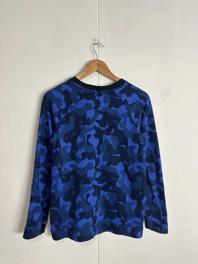 Nike Techfleece camou (Category: Coats, Jackets and Outerwear) located in Las Pinas. Submitted by archimedes.joaquin (Listing ID 1461030427, Image 2). Description: Good as new - 10/10 color rate - sz large on tag 19 width 26.5 length - no issue authentic.