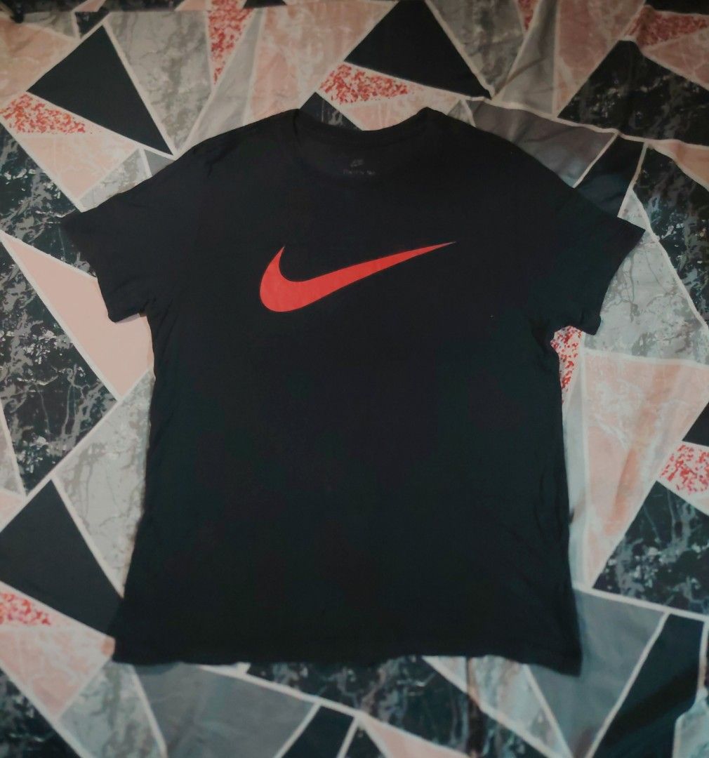 Nike T-Shirt (Category: Activewear) located in San Fernando. Submitted by vincentgomez (Listing ID 1461018169, Image 1). Description: Nike T-Shirt -Dimes 23x28 -Medium to Large -Authentic La Union 📍 DM FOR MORE INFO IF INTERESTED ‼️.