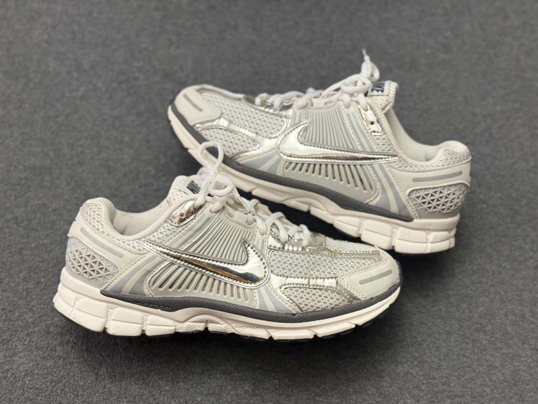NIKE VOMERO 5 (Category: Casual Shoes) located in Catbalogan. Submitted by wayndsyclee. (Listing ID 1460967487, Image 1). Description: NIKE VOMERO 5 Size 42 Excellent condition Issue sobrang minimal po dikitan nyo nalang po thankyouu No drug Sobrang linin papo.