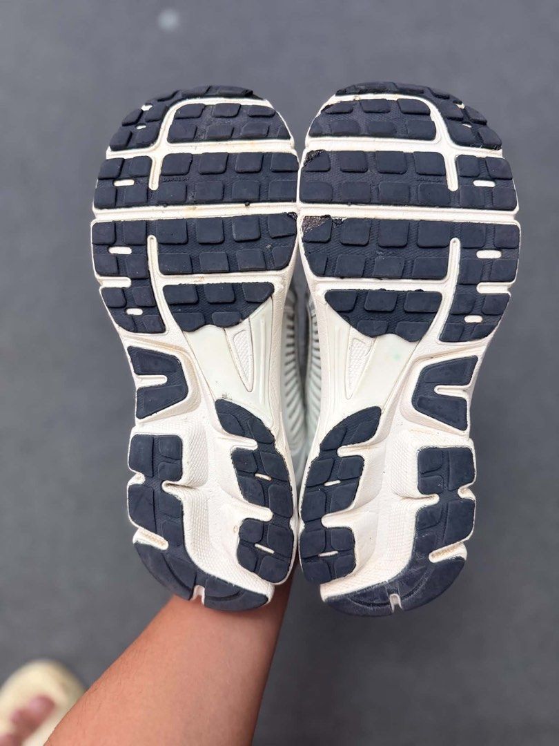 NIKE VOMERO 5 (Category: Casual Shoes) located in Catbalogan. Submitted by wayndsyclee. (Listing ID 1460967487, Image 3). Description: NIKE VOMERO 5 Size 42 Excellent condition Issue sobrang minimal po dikitan nyo nalang po thankyouu No drug Sobrang linin papo.