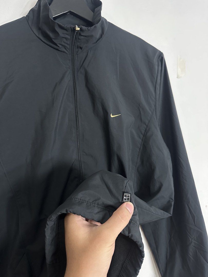 Nike Windbreaker (Category: Coats, Jackets and Outerwear) located in Las Pinas. Submitted by archimedes.joaquin (Listing ID 1461031928, Image 3). Description: Good as new - 9.8/10 color rate - sz large 21.5 width 26.5 length - no issue authentic .