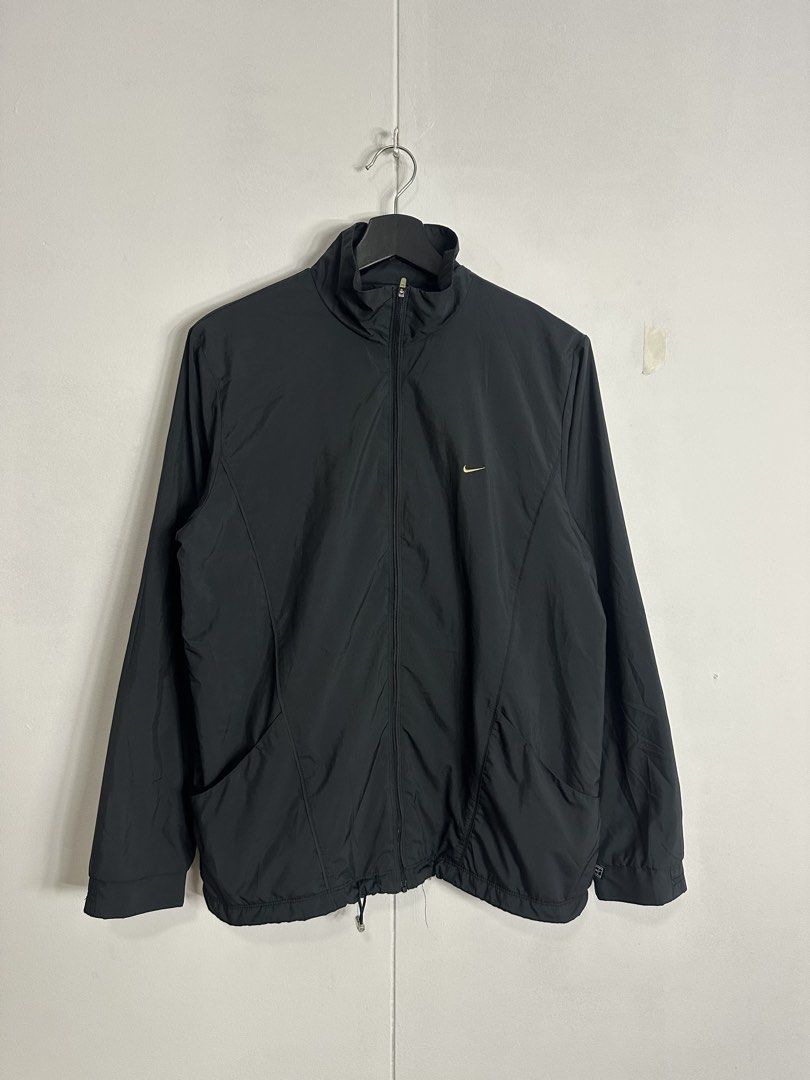Nike Windbreaker (Category: Coats, Jackets and Outerwear) located in Las Pinas. Submitted by archimedes.joaquin (Listing ID 1461031928, Image 1). Description: Good as new - 9.8/10 color rate - sz large 21.5 width 26.5 length - no issue authentic .