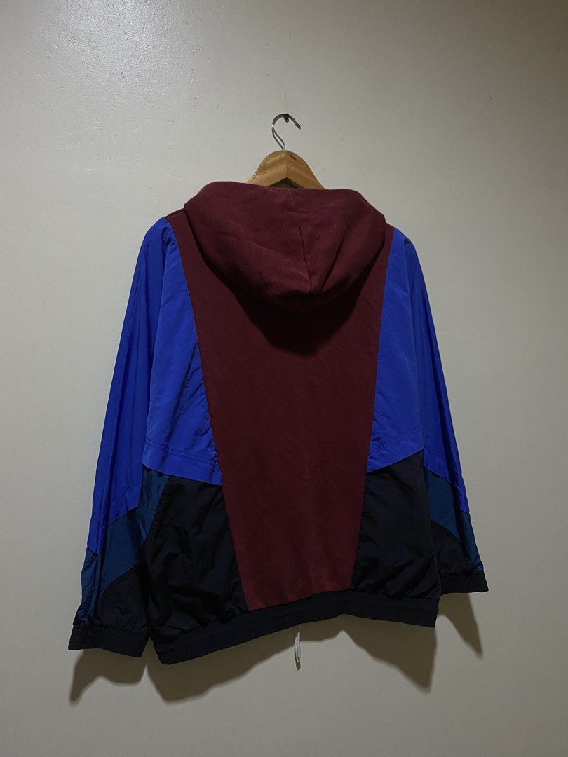 Nike windbreaker jacket (Category: Coats, Jackets and Outerwear) located in Nagcarlan. Submitted by nsh.c (Listing ID 1461078532, Image 2). Description: Excellent condition Cr:9.7/10 Size M-L boxy fit No issue .