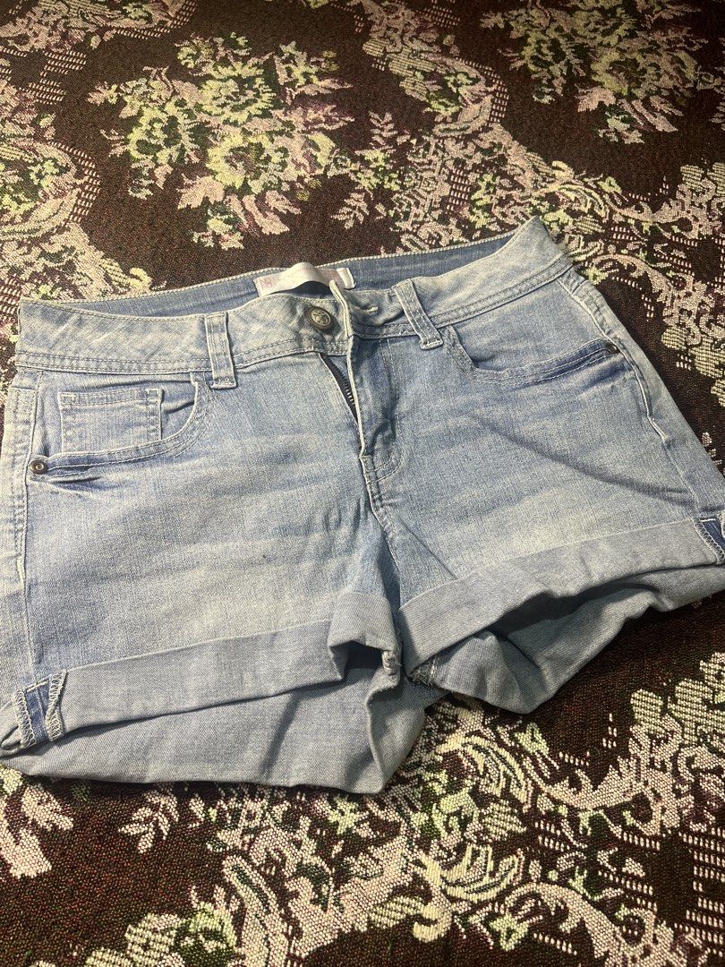 No Boundaries Light Wash Denim Shorts Size 9 (Category: Shorts) located in Manila. Submitted by sennisen (Listing ID 1461100608, Image 1). Description: - Light wash denim shorts - Brand: No Boundaries - Features cuffed hems - Button and zip closure - Classic five-pocket styling - Made in Indonesia - Ideal for casual wear.