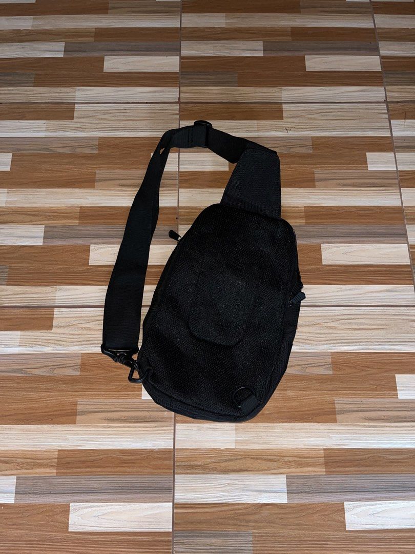Oakley Crossbody Bag (Category: Sling Bags) located in Nabua. Submitted by lastthrift2.0 (Listing ID 1461109220, Image 2). Description: Excellent condition No issue/flaws Plus sf✈️.