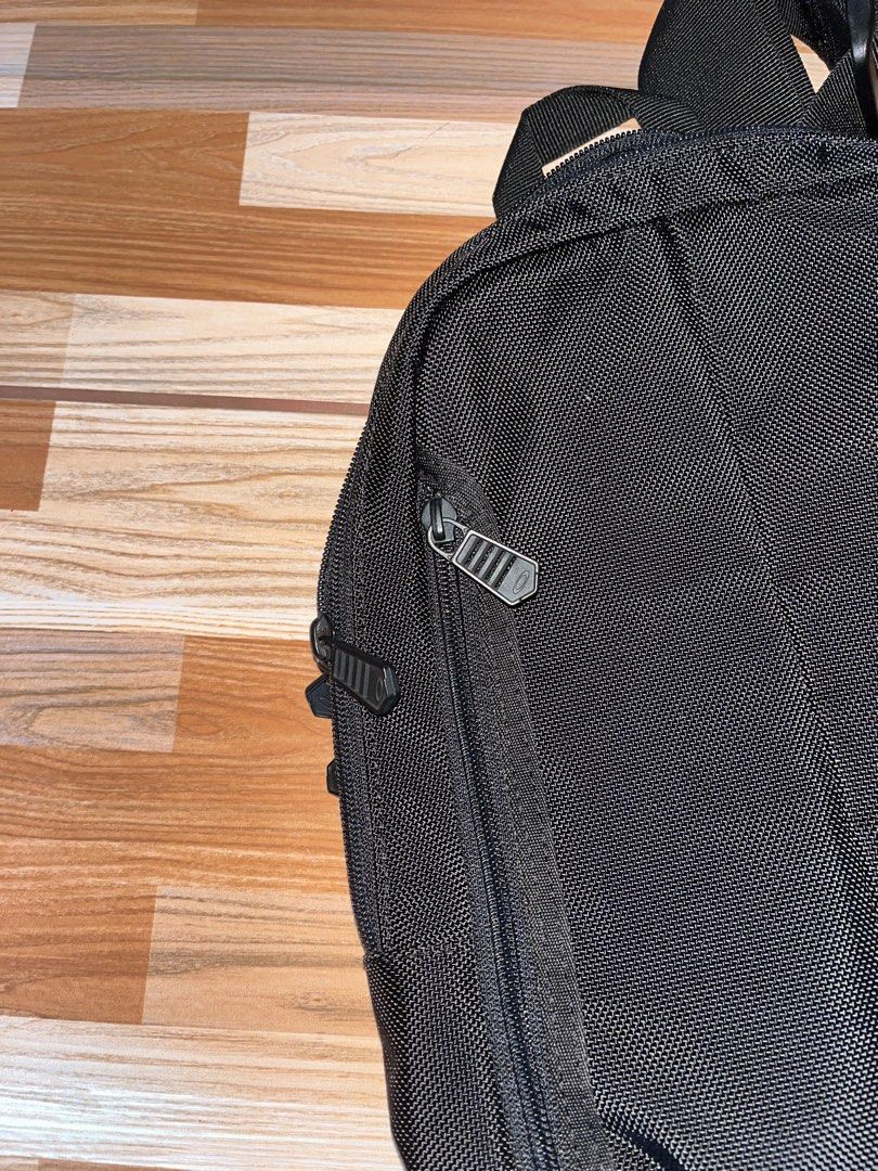 Oakley Crossbody Bag (Category: Sling Bags) located in Nabua. Submitted by lastthrift2.0 (Listing ID 1461109220, Image 3). Description: Excellent condition No issue/flaws Plus sf✈️.