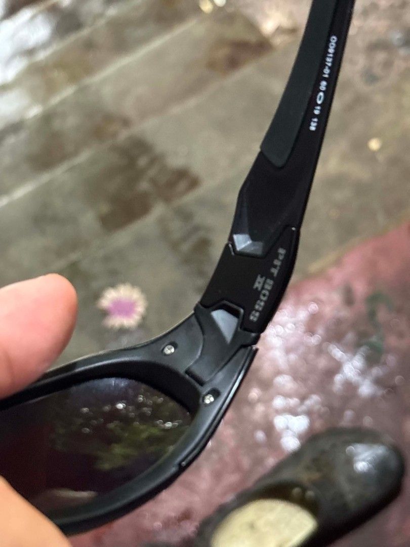 OAKLEY PIT BOSS 2 SUNGLASSES (Category: Sunglasses & Eyewear) located in Santa Cruz. Submitted by shoeg (Listing ID 1461020570, Image 2). Description: no issue no box.