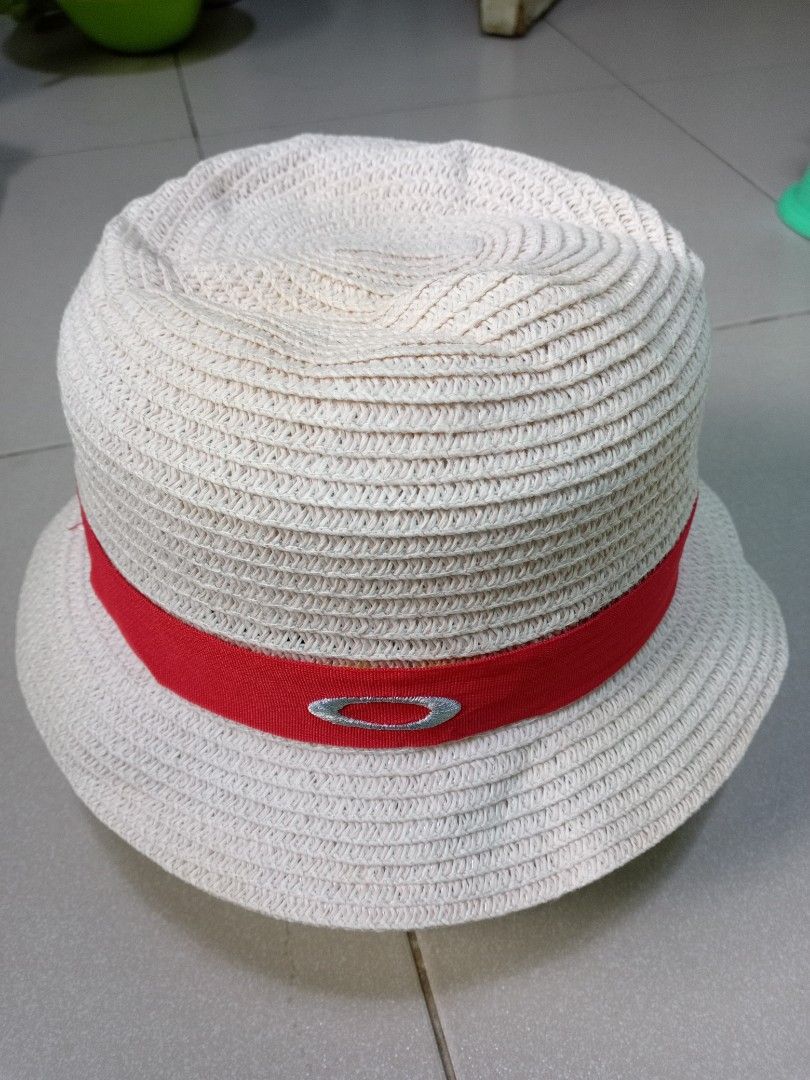 Oakley Straw Hat with Red Band (Category: Caps & Hats) located in Manila. Submitted by onewikstraight (Listing ID 1460944198, Image 1). Description: - White straw hat - Red band with embroidered Oakley logo - Ideal for sunny days - Comfortable and stylish - Great for casual wear PM 📨📥 1200+sf.