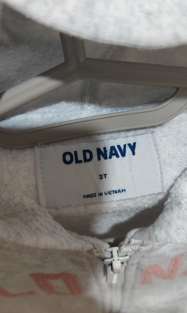 Old Navy Grey Sweatshirt 3 Years (Category: Babies & Kids Fashion) located in Caloocan City. Submitted by luckybunny_8888 (Listing ID 1460976659, Image 2). Description: - Brand: Old Navy - Size: 3 Years - Color: Grey - Material: 52% Cotton, 48% Polyester - Origin: Made in Vietnam - Care: Machine wash cold gentle cycle, tumble dry low. (See full care instructions on tag).