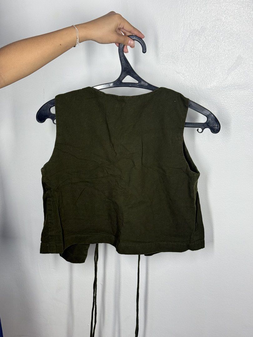 Olive Green Cropped Vest with Tie Front (Category: Sleeveless) located in Angeles City. Submitted by lesmiz24601 (Listing ID 1460974190, Image 2). Description: - Olive green cropped vest - Sleeveless design - Tie-front closure - Perfect for layering over tops or dresses - Versatile and easy to style.