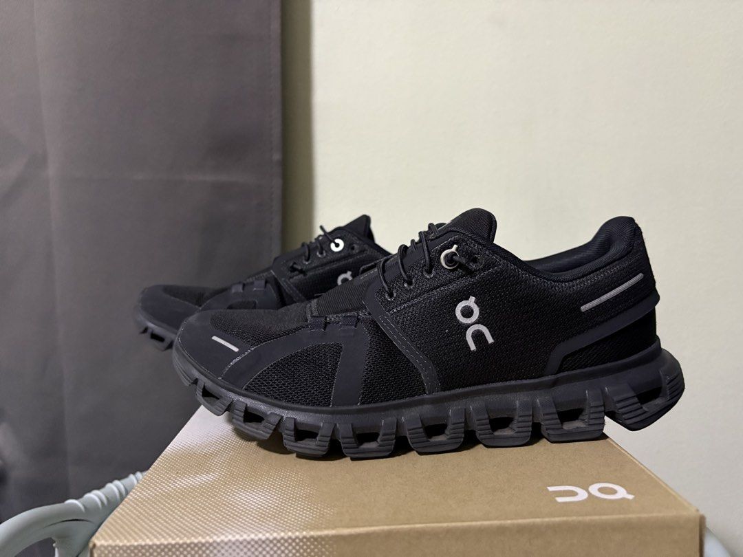 ON Cloud 6 Shoes Black Swiss Engineering (Category: Sneakers) located in Quezon City. Submitted by shereegonzales (Listing ID 1461085018, Image 3). Description: - ON Cloud 6 shoes in Black - Swiss Engineering - Size: UK 5 / EU 38 / US W7 - Includes original box - Perfect for walking and everyday wear - Lightweight and comfortable design - Negotiable RFS: decluttering, too many ON.