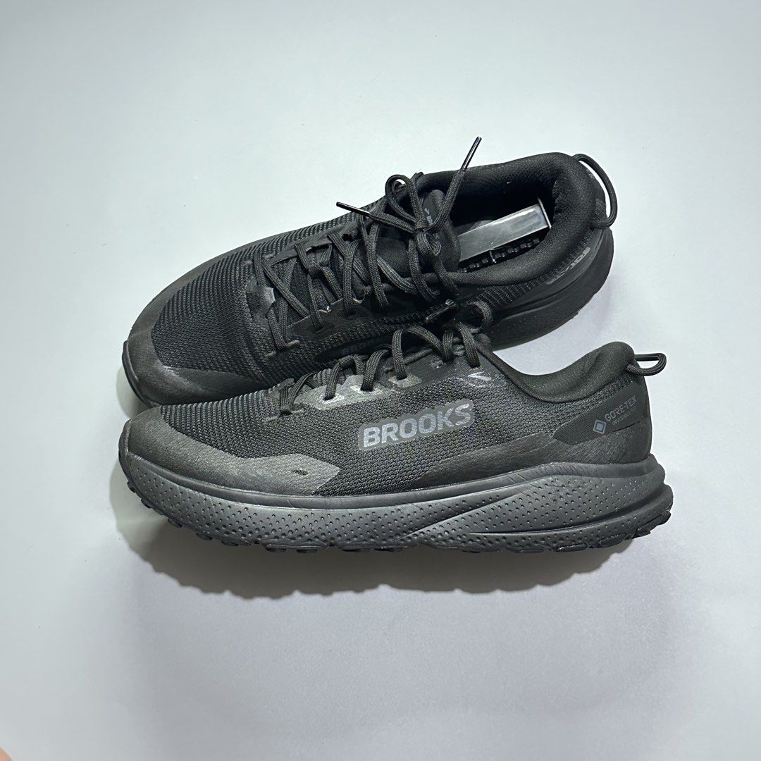 BROOKS DIVIDE 6 Gore-tex (Category: Sneakers) located in Baguio. Submitted by macshop_items (Listing ID 1460973870, Image 1). Description: BROOKS DIVIDE 6 Gore-tex - Size 9us(27cm) - Excellent condition - Signs of usage ₱ 2,880 + sf.