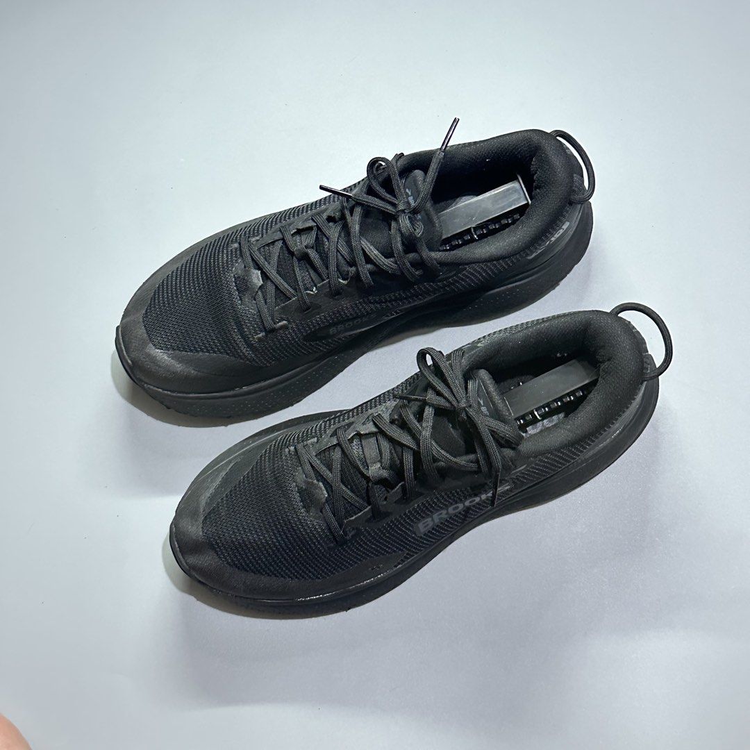 BROOKS DIVIDE 6 Gore-tex (Category: Sneakers) located in Baguio. Submitted by macshop_items (Listing ID 1460973870, Image 3). Description: BROOKS DIVIDE 6 Gore-tex - Size 9us(27cm) - Excellent condition - Signs of usage ₱ 2,880 + sf.