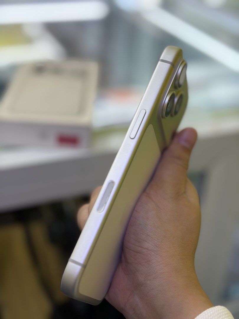 Onhand IPhone 17PRO 256GB Silver (Category: iPhone 17 Series) located in San Juan City. Submitted by lobe2x (Listing ID 1460954503, Image 3). Description: OPEN FOR SWAP / BUY & SELL☑️ NO TO SCAM📌Pakidelete if bawal ONHAND : IPhone 17PRO Quick INFO: 256GB Storage Still have another stock ✔️96% BH Battery health ✔️ 95% Percent smooth Sim Restriction - Openline True tone working Face id working No history of repair FOR MORE INQUIRIES DM US JAMILAH 