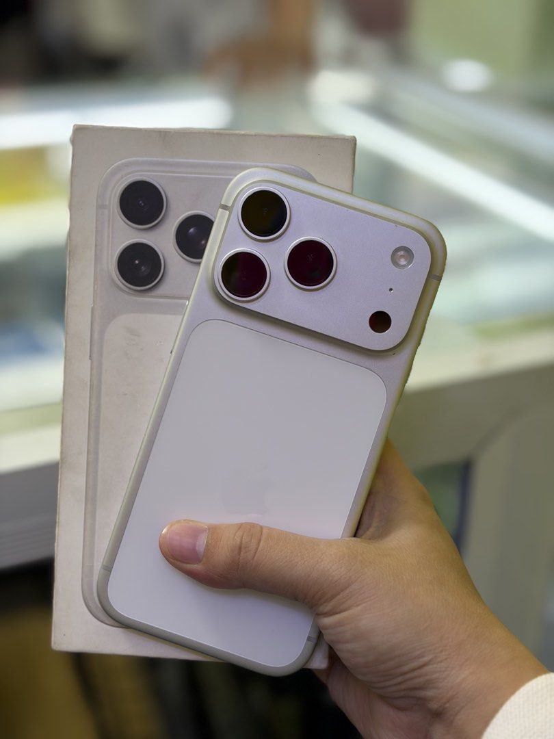 Onhand IPhone 17PRO 256GB Silver (Category: iPhone 17 Series) located in San Juan City. Submitted by lobe2x (Listing ID 1460954503, Image 1). Description: OPEN FOR SWAP / BUY & SELL☑️ NO TO SCAM📌Pakidelete if bawal ONHAND : IPhone 17PRO Quick INFO: 256GB Storage Still have another stock ✔️96% BH Battery health ✔️ 95% Percent smooth Sim Restriction - Openline True tone working Face id working No history of repair FOR MORE INQUIRIES DM US JAMILAH 