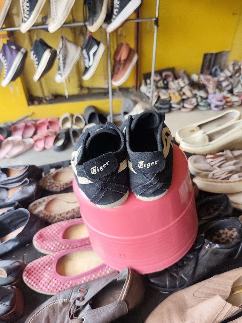 Onitsuka tiger 42/8.5 (Category: Sneakers) located in Davao. Submitted by zl_preloved_shop (Listing ID 1460968894, Image 3). Description: .