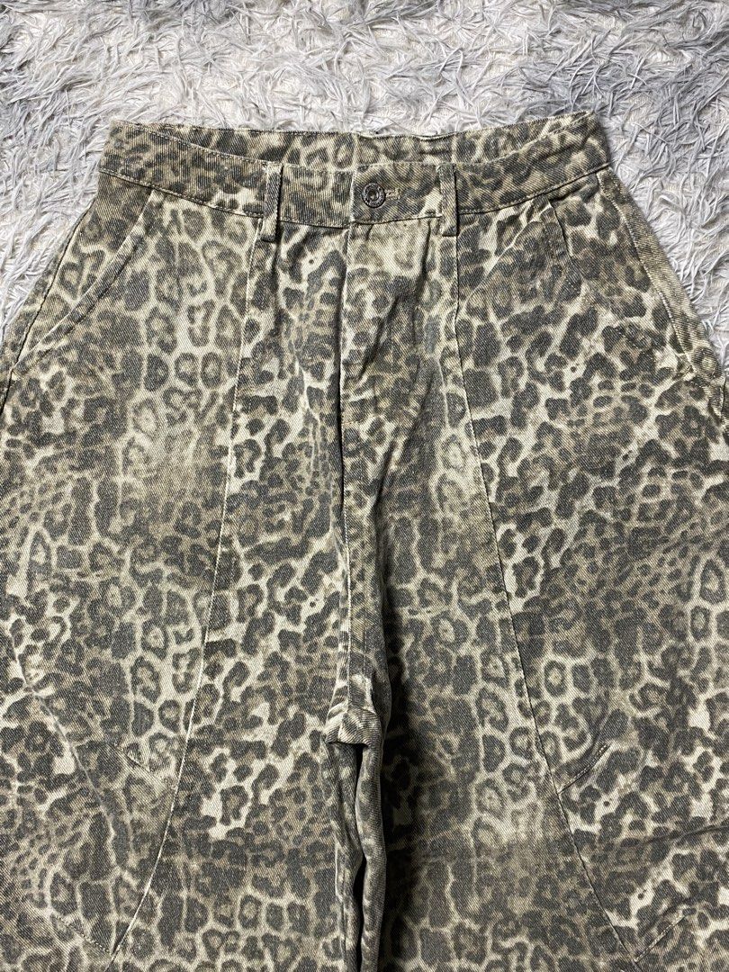 Oreeta Leopard Pattern Barrel Baggy Pants (Category: Jeans) located in Santa Rosa. Submitted by 415_thriftss (Listing ID 1461034317, Image 3). Description: Leopard Pattern Barrel Baggy Pants ✅ Available - Small On tag - Excellent condition 🔽DETAILS - Condition: 9/10 - Dimes: 26-27 Waist x 39 Length - Leg opening 10 - Color rate: 9/10 - Issue: None ———————————— 🏷️ M / Mine: 780 + Shipping fee.