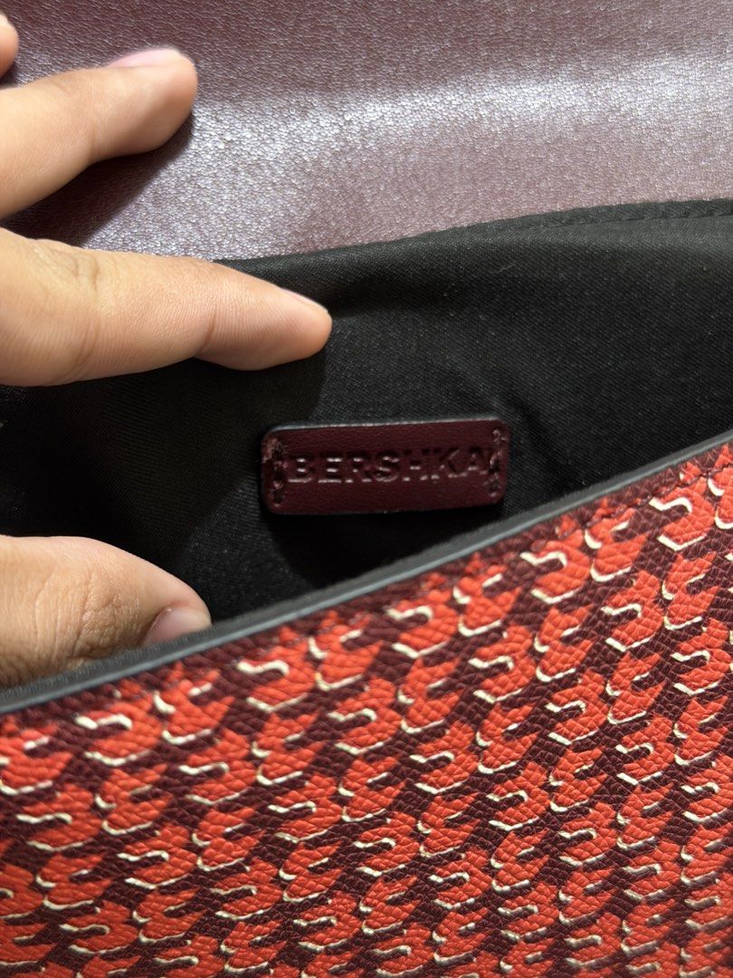 Original BERSHKA Burgundy Bag (Category: Cross-body Bags) located in Manila. Submitted by gabmnl (Listing ID 1460970221, Image 3). Description: - used once only - bershka sm aura - bought for ₱1,600 .