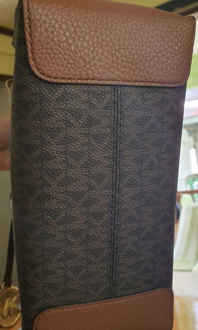Original Mk Mercer Medium on tag (Category: Cross-body Bags) located in Cabanatuan. Submitted by mikaela_karla (Listing ID 1460972265, Image 2). Description: used mga 4x sealed pa yung sling No issue ORIGINAL.