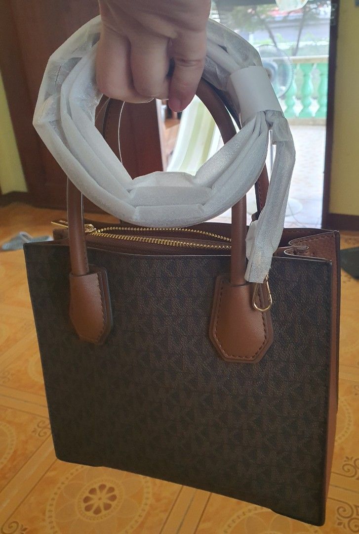 Original Mk Mercer Medium on tag (Category: Cross-body Bags) located in Cabanatuan. Submitted by mikaela_karla (Listing ID 1460972265, Image 3). Description: used mga 4x sealed pa yung sling No issue ORIGINAL.