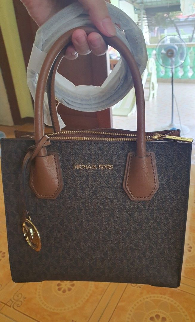 Original Mk Mercer Medium on tag (Category: Cross-body Bags) located in Cabanatuan. Submitted by mikaela_karla (Listing ID 1460972265, Image 1). Description: used mga 4x sealed pa yung sling No issue ORIGINAL.