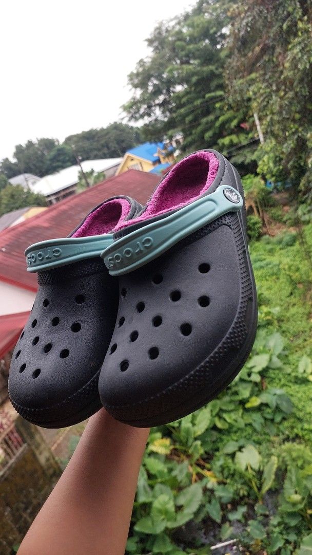 Original preloved crocs for women (Category: Slippers and slides) located in Quezon City. Submitted by kimlynandaya (Listing ID 1460983526, Image 3). Description: .