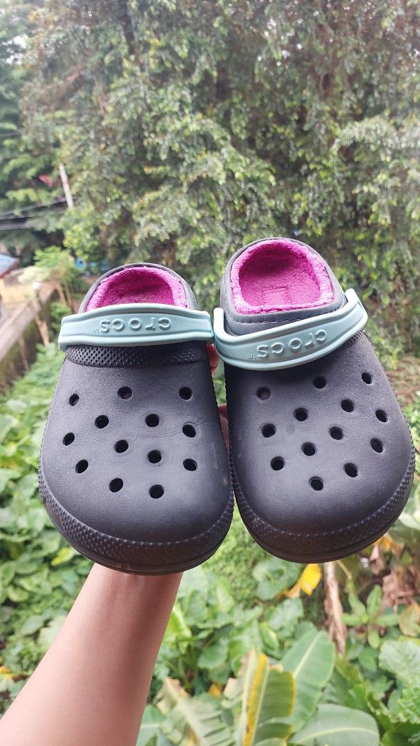 Original preloved crocs for women (Category: Slippers and slides) located in Quezon City. Submitted by kimlynandaya (Listing ID 1460983526, Image 1). Description: .