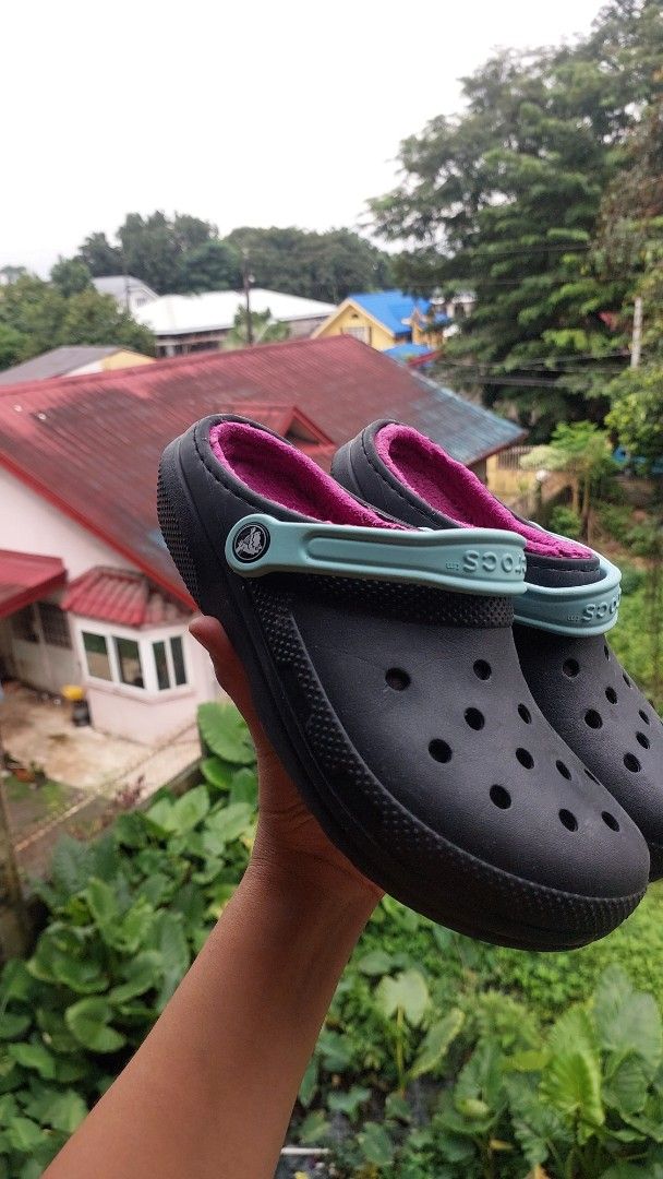 Original preloved crocs for women (Category: Slippers and slides) located in Quezon City. Submitted by kimlynandaya (Listing ID 1460983526, Image 2). Description: .