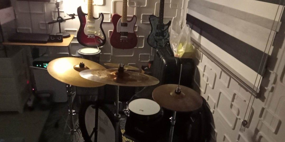 PEARL TRAVELER KIT (Category: Musical Instruments) located in Manila. Submitted by jammzz09 (Listing ID 1460933660, Image 2). Description: Bought in JB music! Lightly used but not abused, Still fresh and new. Price is slightly negotiable. KICK AND SNARE ONLY.