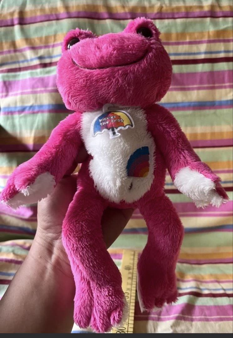 Pickles the frog fushia pink (Category: Designer & Blind Box Toys) located in Paranaque City. Submitted by bonsaiart (Listing ID 1461086593, Image 1). Description: Pre owned Good condition 385+sf Payment via GCASH or paymaya No to meetup No to cop / cod Shipping via j&t only No breaking of set or bundle.