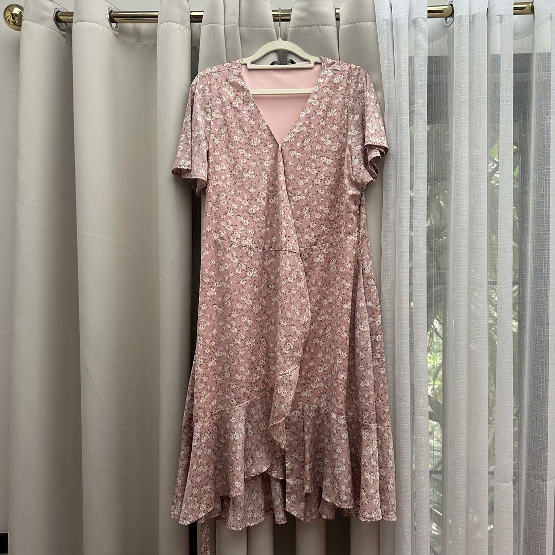 Pink Floral Wraparound Dress (Category: Dresses) located in Cainta. Submitted by tooonico (Listing ID 1461023549, Image 1). Description: Quality fabric! RFS: Decluttering MOP: GCash/Maya/Maribank/UB .
