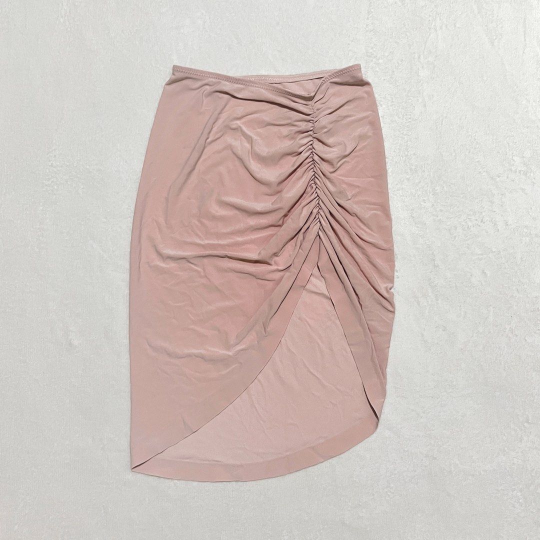 Pink Ruched Midi Skirt with Slit (Category: Skirts) located in Binan City. Submitted by veniceao (Listing ID 1461097173, Image 1). Description: PLEASE READ ❤️ Loc: Manila/Laguna (open for checkout for cheaper sf—starts at ₱20) For sure buyer: 1. Make an offer. 2. Send your details for confirmation 3. Pay until 3pm the next day I confirm the order. Details: - Fits size small-medium (26-30) - Soft pink midi skirt - Ruching detail down the side - Fl