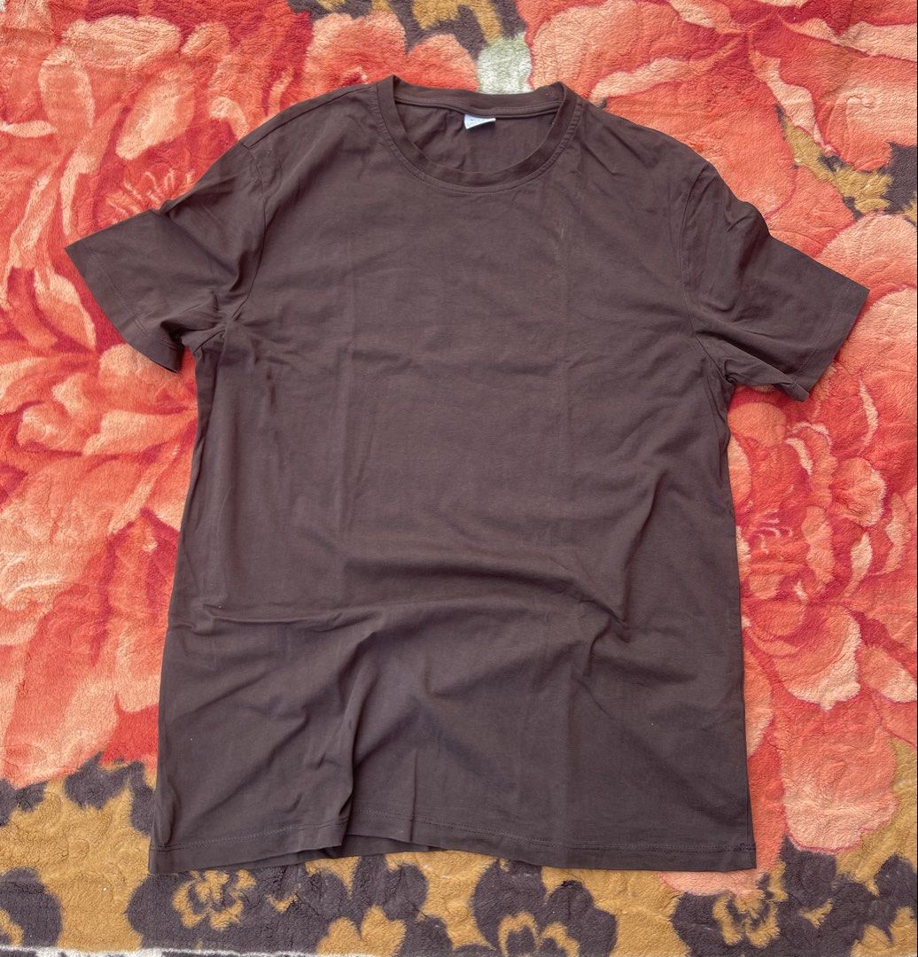 Plain Brown T-shirt (Category: Tshirts & Polo Shirts ) located in Manila. Submitted by aikyy_ (Listing ID 1460922913, Image 1). Description: - Classic brown crew neck t-shirt - Short sleeves for everyday comfort - Made from soft, breathable fabric - Perfect for layering or wearing solo - Effortlessly pairs with any outfit.