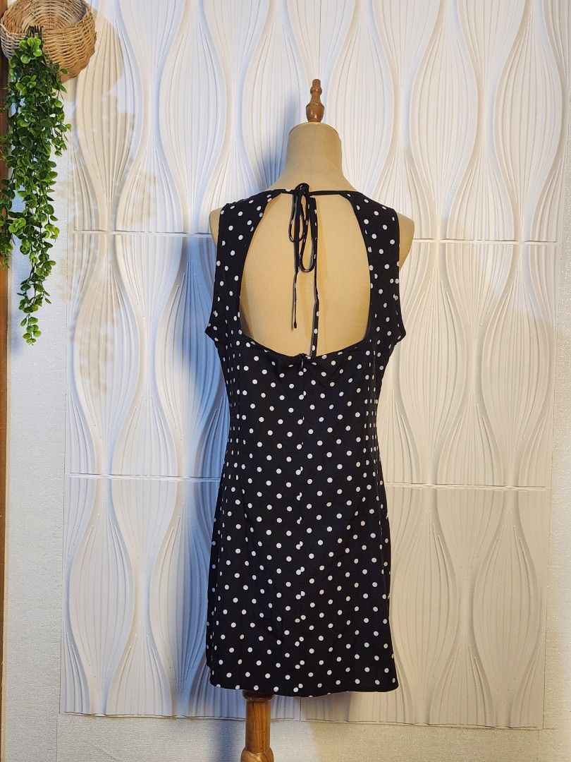 Polka Black Dress Large (Category: Dresses) located in Marikina City. Submitted by KanamiFinds (Listing ID 1461001663, Image 3). Description: Bust: up to 40 inches Waist: 36 inches Length: 33 inches from the shoulders.