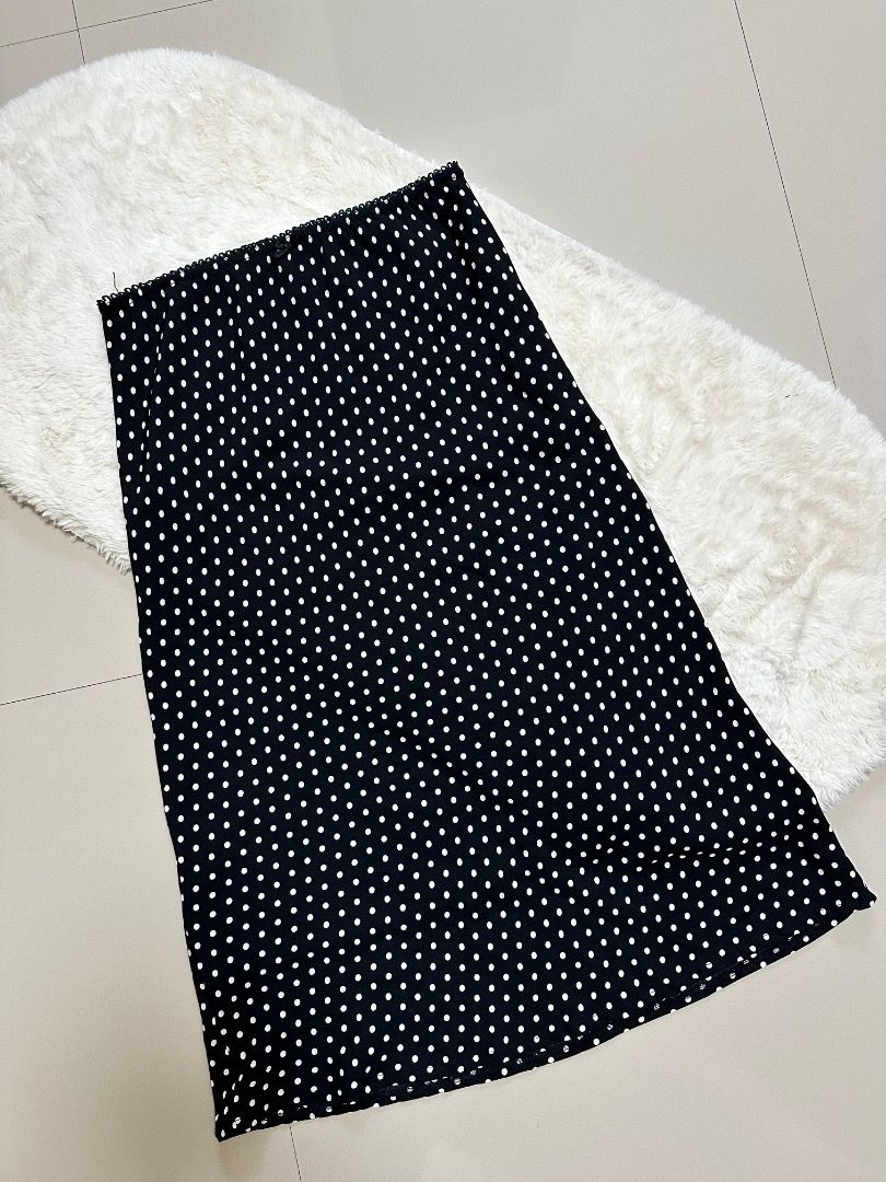 polka mesh long skirt (Category: Skirts) located in Davao. Submitted by theresetshelf (Listing ID 1461007837, Image 1). Description: double lining with cute bow garterized Cute strechable.