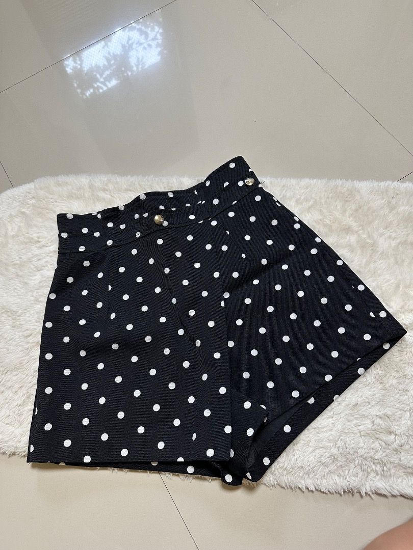polka mini skirt (Category: Skirts) located in Davao. Submitted by theresetshelf (Listing ID 1461008190, Image 1). Description: .