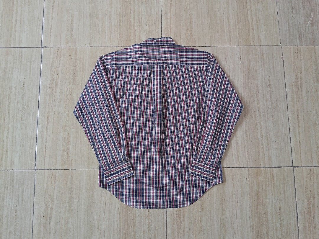 Polo Ralph Lauren Plaid Button Down Shirt Size M (Category: Tshirts & Polo Shirts ) located in Glan. Submitted by cpaharodde48008 (Listing ID 1460961390, Image 2). Description: - Classic plaid shirt from Polo Ralph Lauren - Iconic pony logo on the chest - Made in Indonesia - 100% Cotton - Button-down collar - Long sleeves - Size: Medium (M) - Ideal for casual and smart-casual outfits.