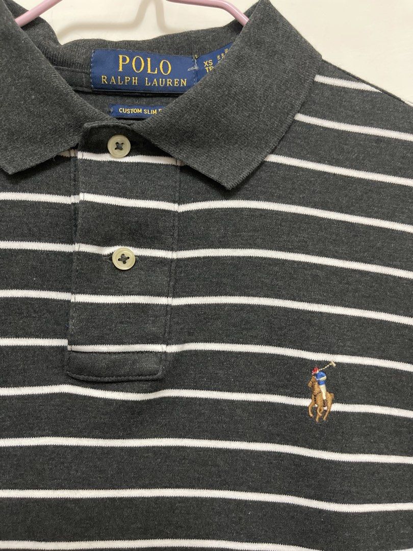Polo Ralph Lauren Striped Custom Slim Fit Polo Shirt XS （分類：T-shirt、恤衫、有領衫）位於 Hong Kong。 由 bill2211 提交（商品編號 1461061100，圖片 2）。簡介： Very good condition Sf delivery Classic Polo Ralph Lauren striped polo shirt. Dark grey with white stripes. Custom slim fit, size XS. Features the iconic polo player logo. Two-button placket. Great for casual wear or a smart-casual look. Easy to pair with jeans or shorts.。