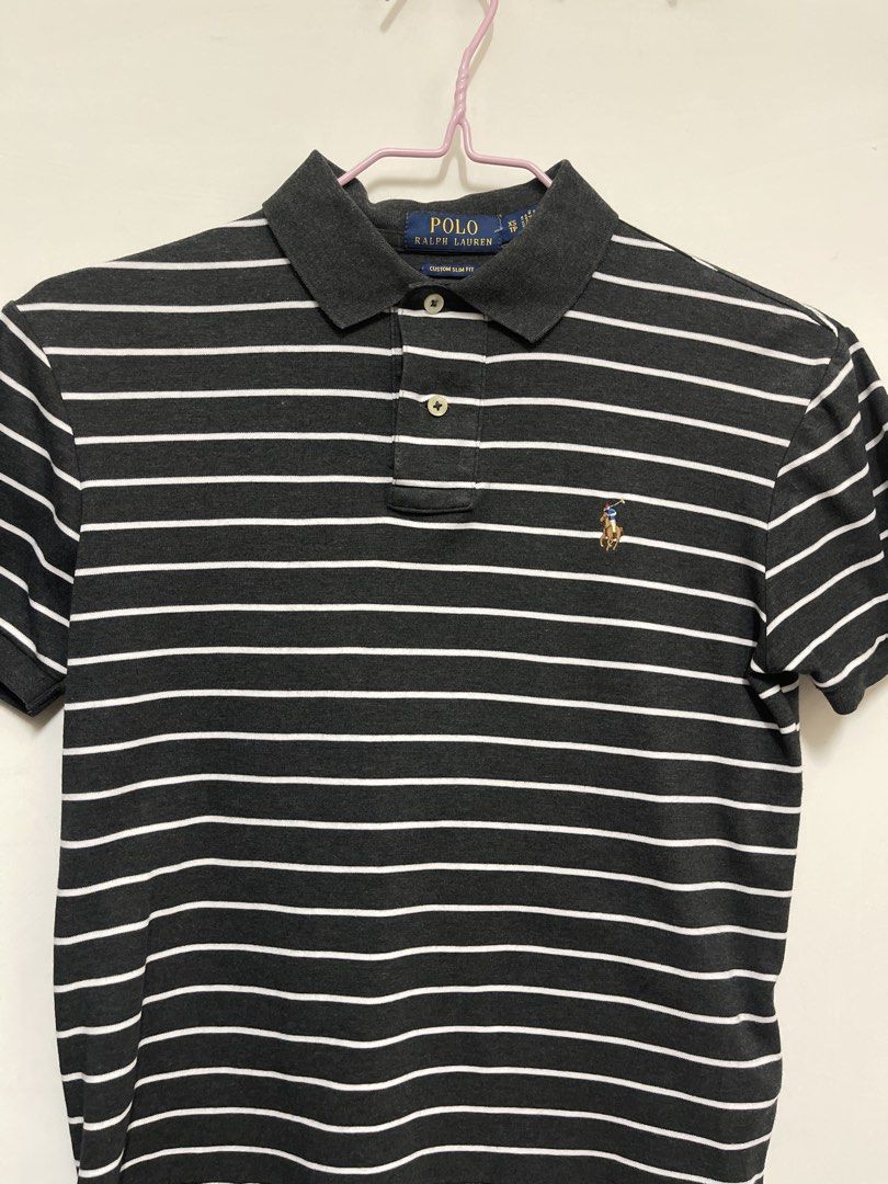 Polo Ralph Lauren Striped Custom Slim Fit Polo Shirt XS （分類：T-shirt、恤衫、有領衫）位於 Hong Kong。 由 bill2211 提交（商品編號 1461061100，圖片 1）。簡介： Very good condition Sf delivery Classic Polo Ralph Lauren striped polo shirt. Dark grey with white stripes. Custom slim fit, size XS. Features the iconic polo player logo. Two-button placket. Great for casual wear or a smart-casual look. Easy to pair with jeans or shorts.。