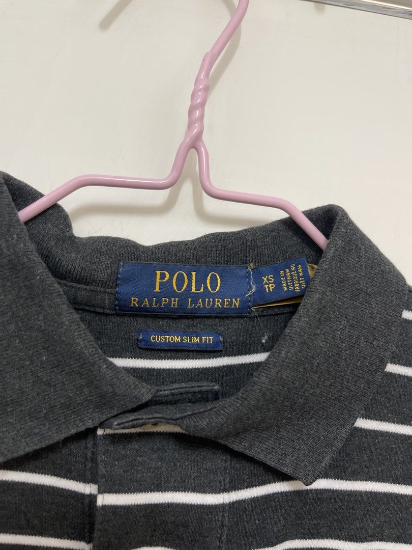 Polo Ralph Lauren Striped Custom Slim Fit Polo Shirt XS （分類：T-shirt、恤衫、有領衫）位於 Hong Kong。 由 bill2211 提交（商品編號 1461061100，圖片 3）。簡介： Very good condition Sf delivery Classic Polo Ralph Lauren striped polo shirt. Dark grey with white stripes. Custom slim fit, size XS. Features the iconic polo player logo. Two-button placket. Great for casual wear or a smart-casual look. Easy to pair with jeans or shorts.。