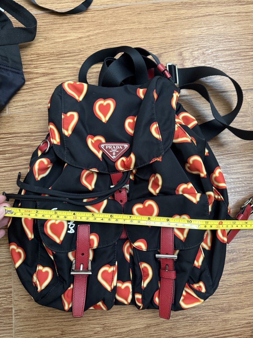 Prada （分類：背囊）位於 Hong Kong。 由 wongcheuk 提交（商品編號 1460974913，圖片 5）。簡介： Prada尼龍背囊 輕身，輕便。