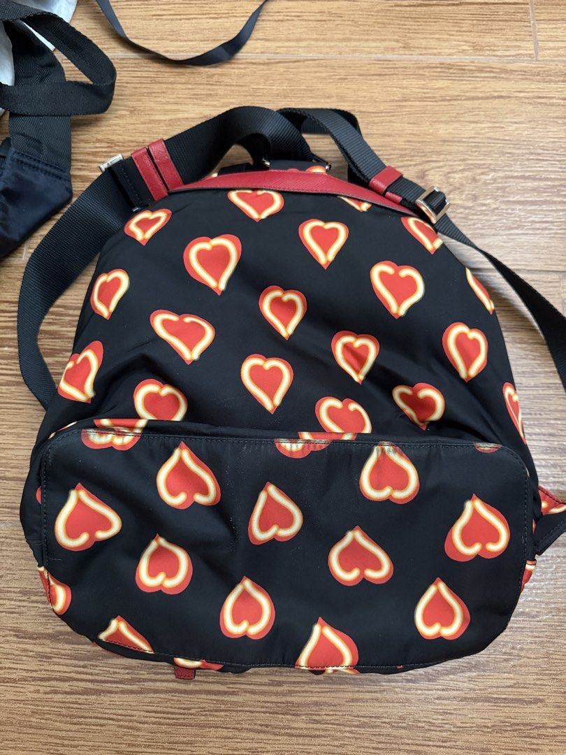 Prada （分類：背囊）位於 Hong Kong。 由 wongcheuk 提交（商品編號 1460974913，圖片 3）。簡介： Prada尼龍背囊 輕身，輕便。