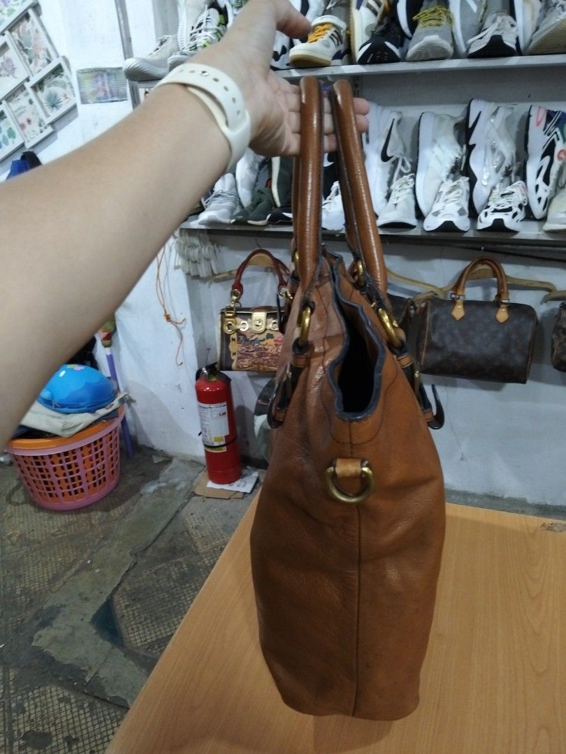 Prada (Category: Shoulder Bags) located in El Salvador. Submitted by francheskaukayukay (Listing ID 1461023302, Image 3). Description: .