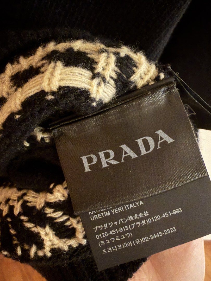 Prada Cashmere Sweater- Size 48 （分類：衛衣）位於 Hong Kong。 由 chingyaoch33518 提交（商品編號 1461064623，圖片 3）。簡介： Prada Cashmere Sweater- Size 48。