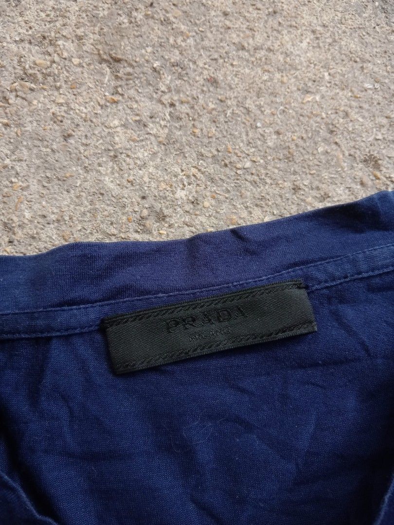 Prada pocket tee (Category: Activewear) located in Dumanjug. Submitted by goldenforest.f91668 (Listing ID 1461022039, Image 3). Description: 21 x 28 excellent to new condition Ganda Ng stitching cut washtag color rate 10/10 cebu location.